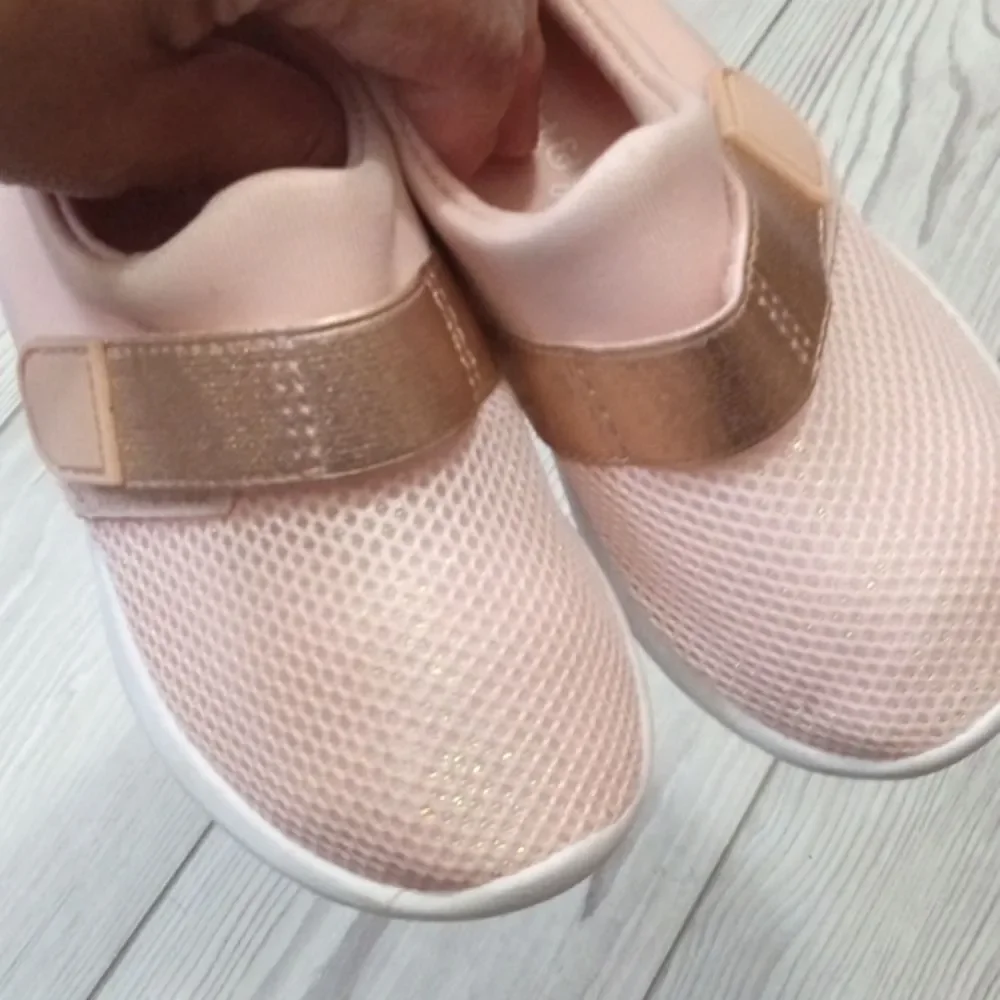(17-3619)    Cat & Jack Shoes Sz 6
